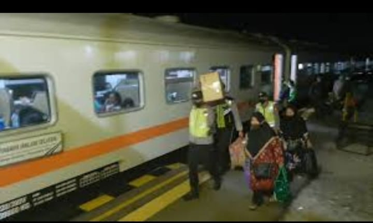 Di Antara Rapat, Rel, dan Rasa Syukur