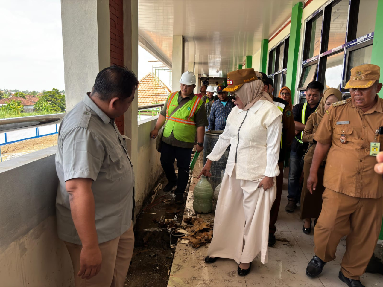 Sidak Proyek SMPN 2 Prambon, Wabup Sidoarjo Soroti Kualitas Bangunan dan Drainase