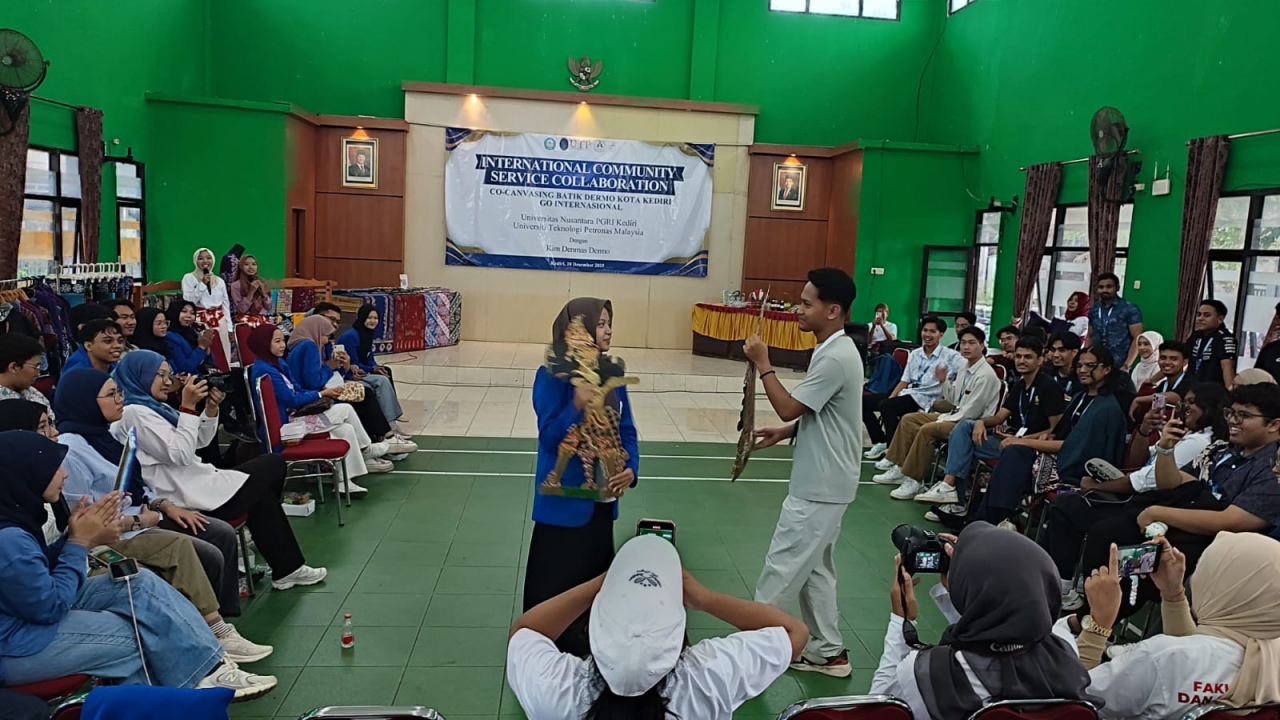 Dari Kelurahan Dermo ke ASEAN, UNP Kediri Menjahit Masa Depan Batik dan Wayang Kulit Bersama Malaysia