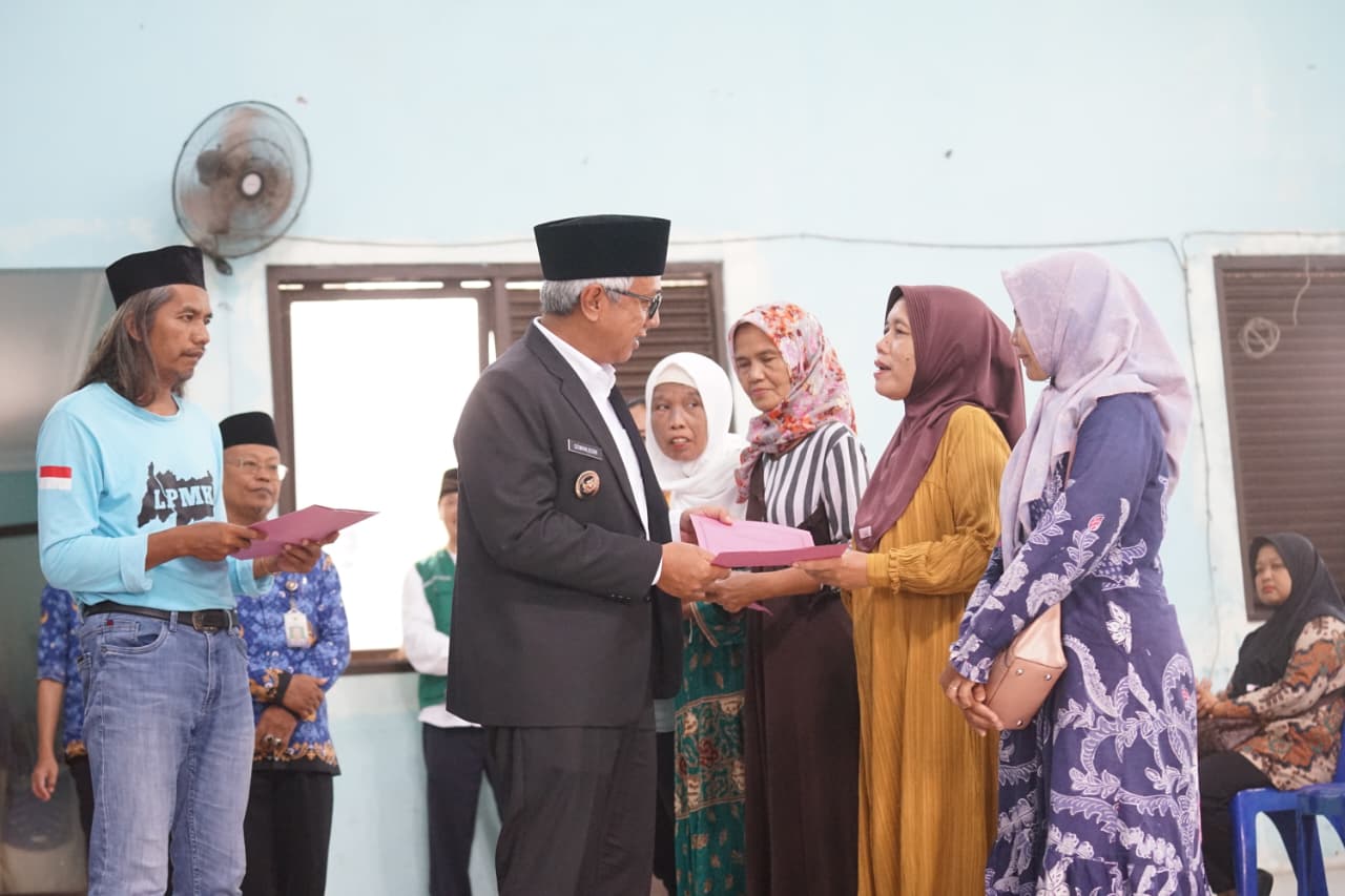 Hari Ibu, Gus Qowim Salurkan Bakti Sosial untuk Perempuan Kepala Keluarga di Ngampel