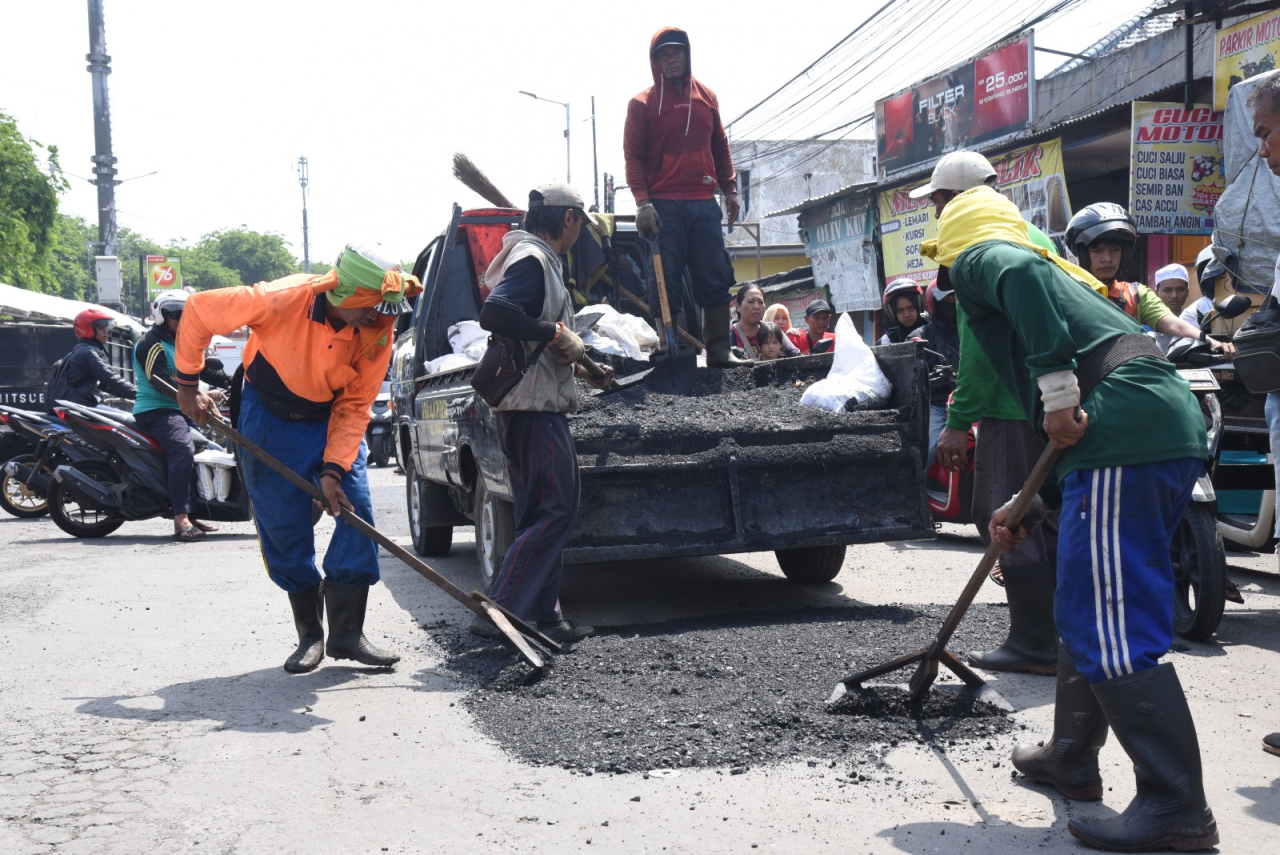 Satgas Jalan PUBMSDA Sidoarjo Bergerak Cepat Tangani Jalan Rusak di Musim Hujan