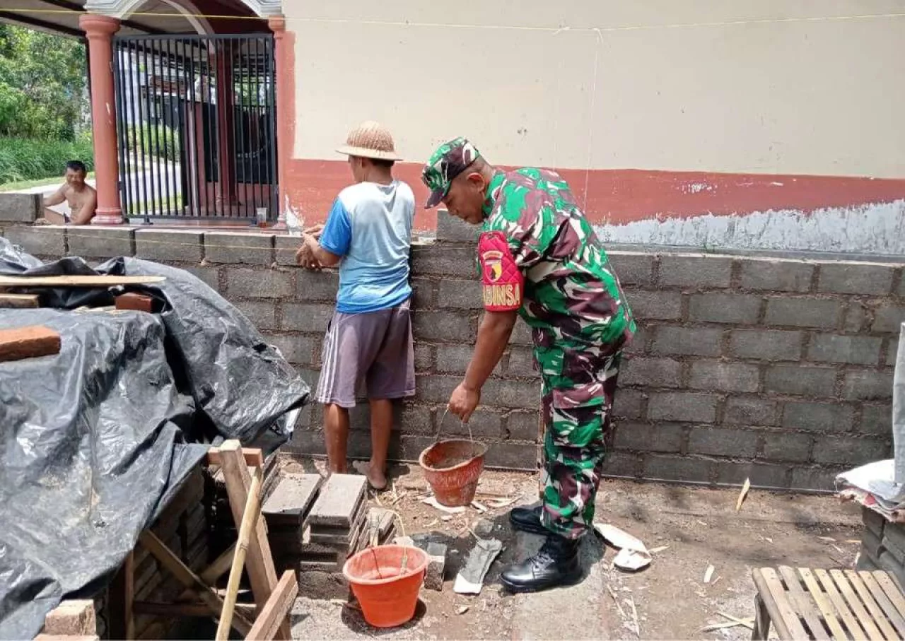 Wujud Kemanunggalan, Babinsa Bence Gotong Royong Bangun RTLH Kediaman Bapak Samiri