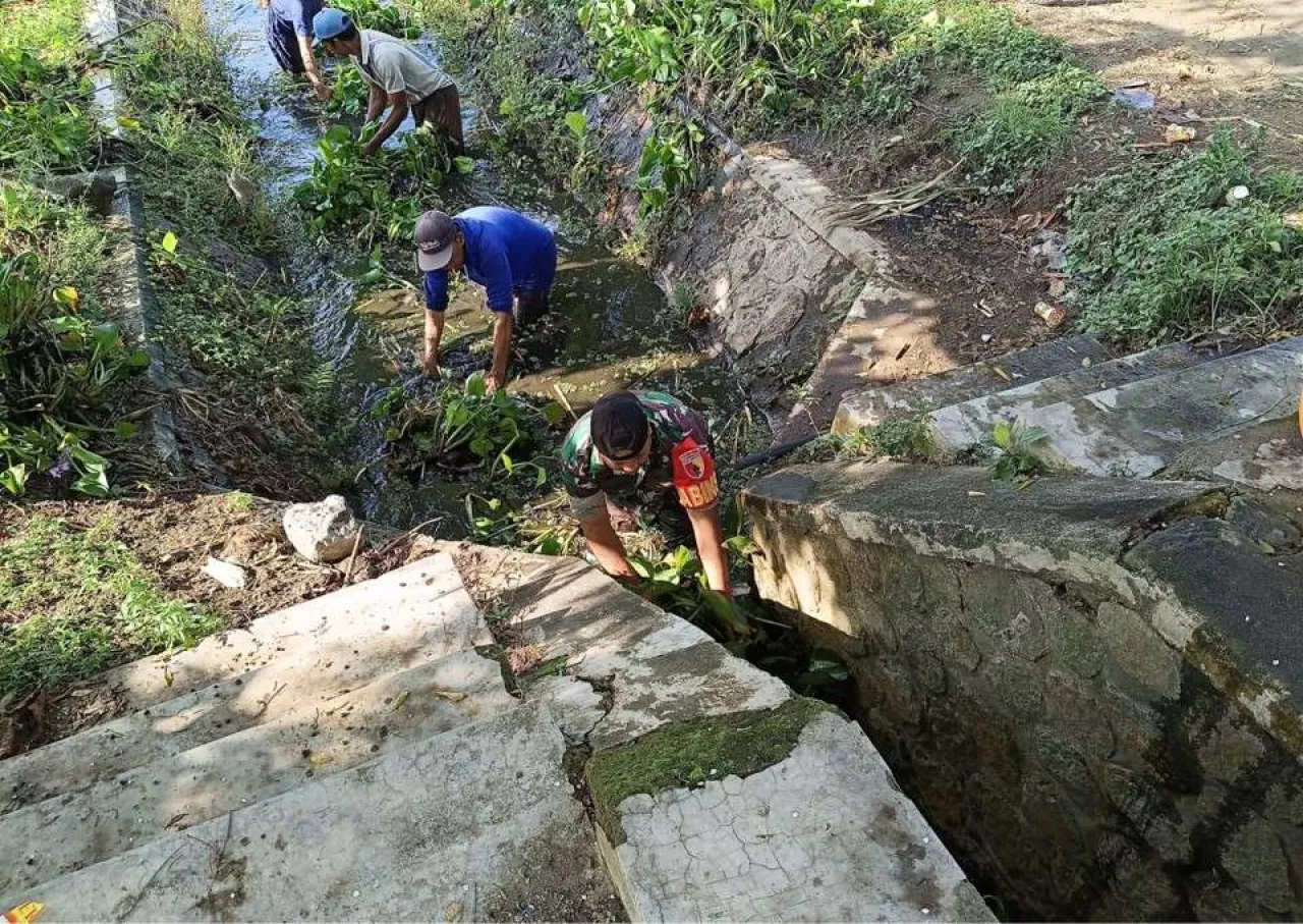 Cegah Banjir Musim Hujan, Babinsa Ngaringan Gotong Royong Bersihkan Gorong-Gorong