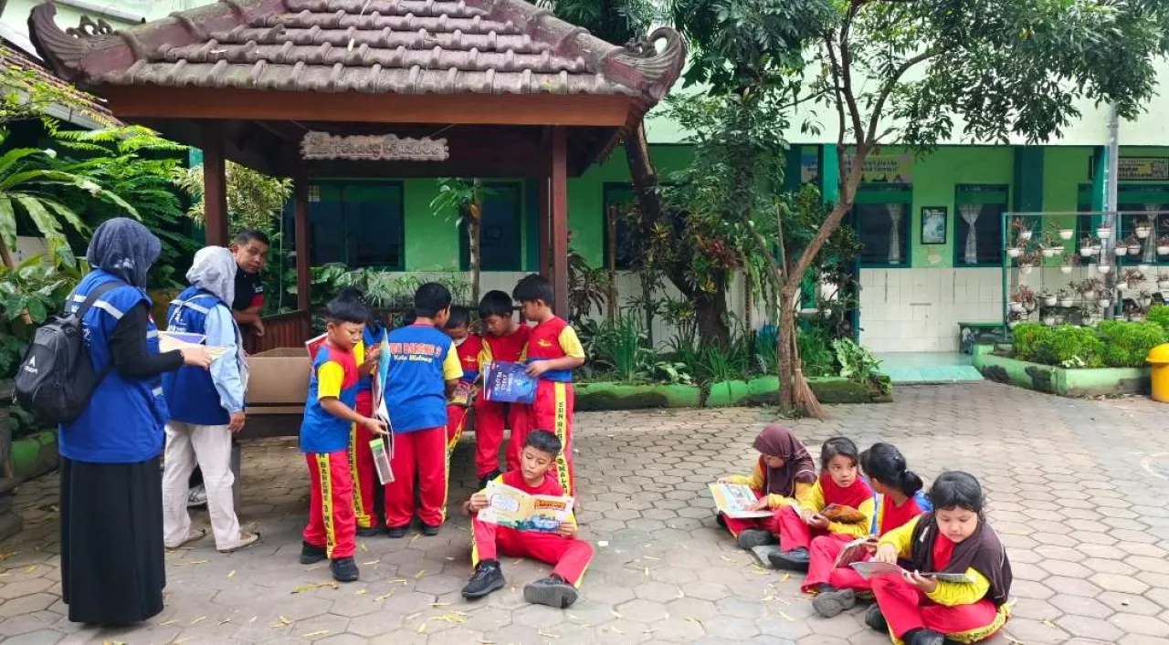 PT Terminal Petikemas Surabaya Donasikan 800 Buku untuk Sejumlah Sekolah Dasar di Kota Malang