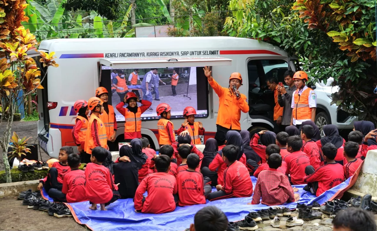 Bareng Pak Ribut Guru Viral, Tim BPBD Jatim Berikan Edukasi Kebencanaan di SDN 01 Pagowan Lumajang