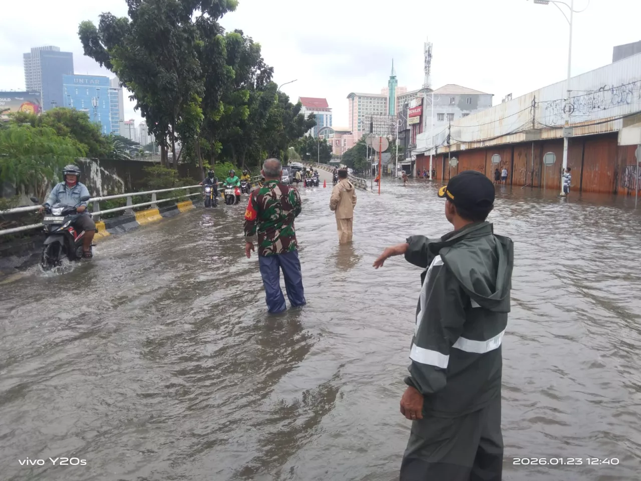 Polsek Grogol Petamburan Bersinergi dengan 3 Pilar, Hadir Bantu Warga di Tengah Genangan Air Jelambar