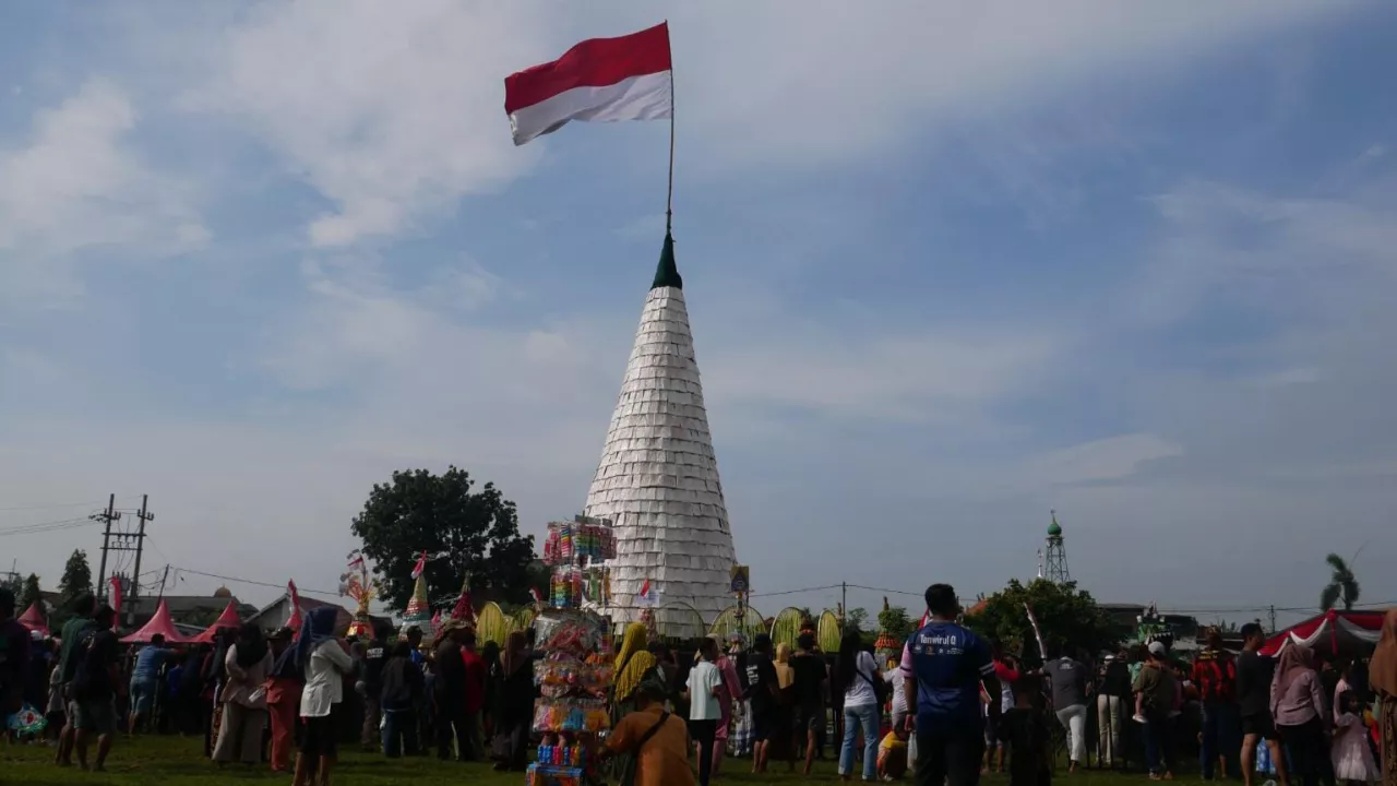 Warga Sedenganmijen Sidoarjo Berebut Tumpeng Tempe Raksasa