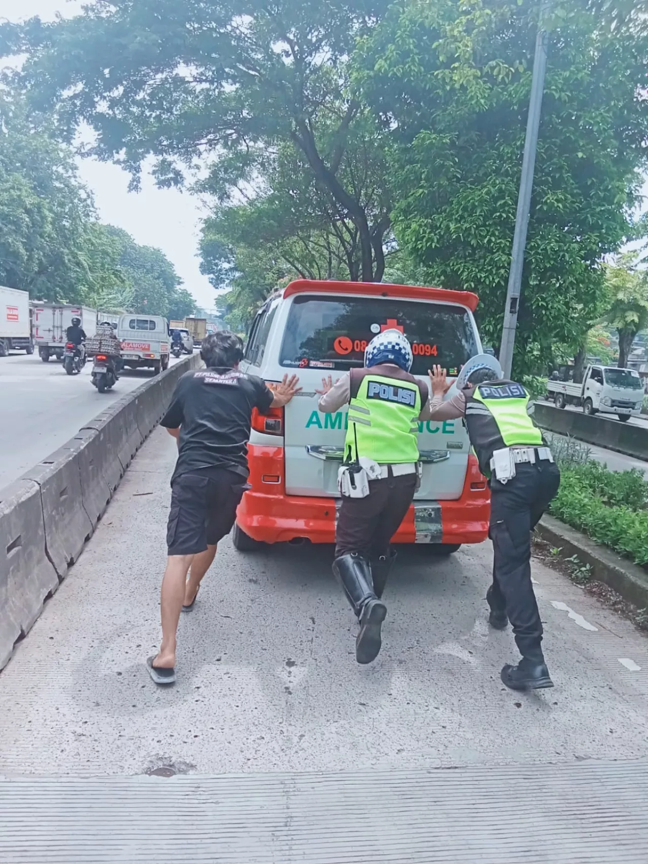 Aksi Sigap dan Peduli, Satlantas Polres Jakbar Bantu Dorong Ambulans Mogok dan Evakuasi pasien Demi Keselamatan