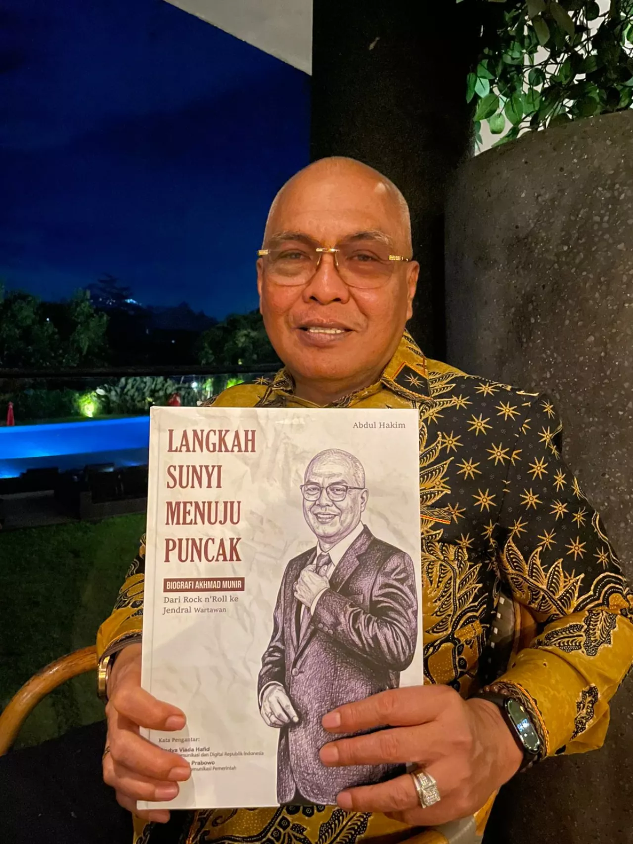 Langkah Sunyi Akhmad Munir: Dari Rock n’ Roll ke Jenderal Wartawan