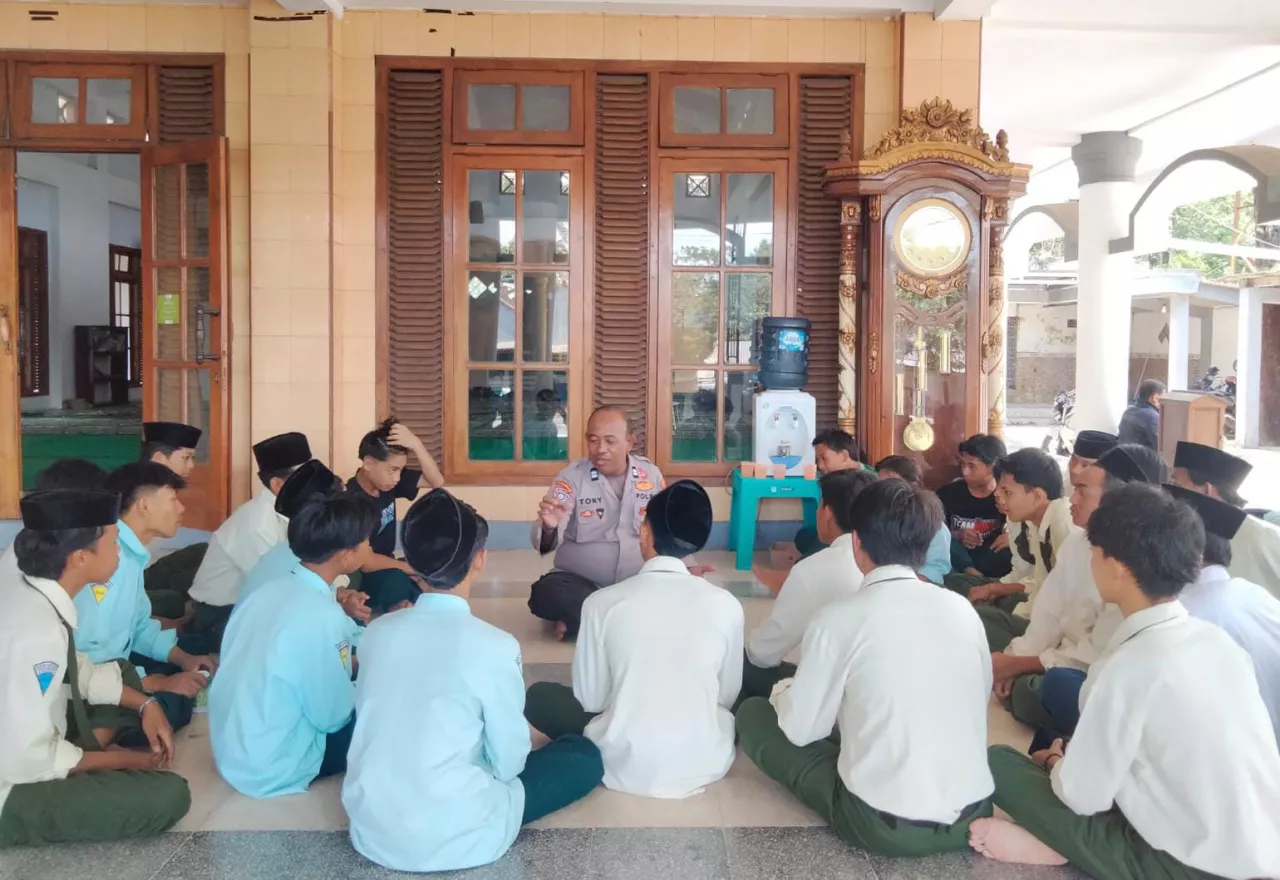 Polisi Ngobrol Bareng Siswa, Ingatkan Bahaya Balap Liar dan Pil Terlarang