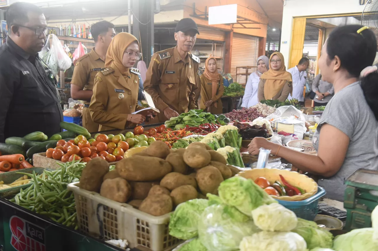 Jelang Imlek dan Ramadan, Mbak Wali Pastikan Harga Bahan Pokok di Pasar Pahing Terkendali