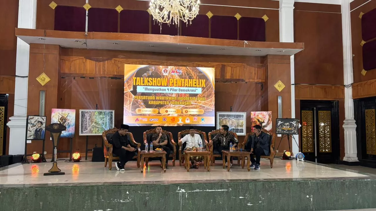 Empat Pilar Demokrasi Warnai Talkshow Pentahelix HPN 2026 PWI Pamekasan