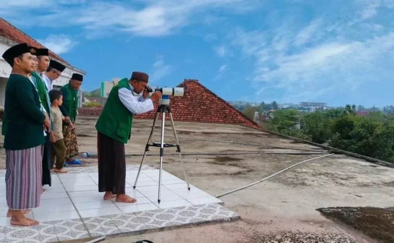 Sidang Isbat Tetapkan Puasa 1447 H 19 Februari – Sejumlah Warga Bondowoso Mulai Lebih Awal, Hilal Minus 1 Derajat