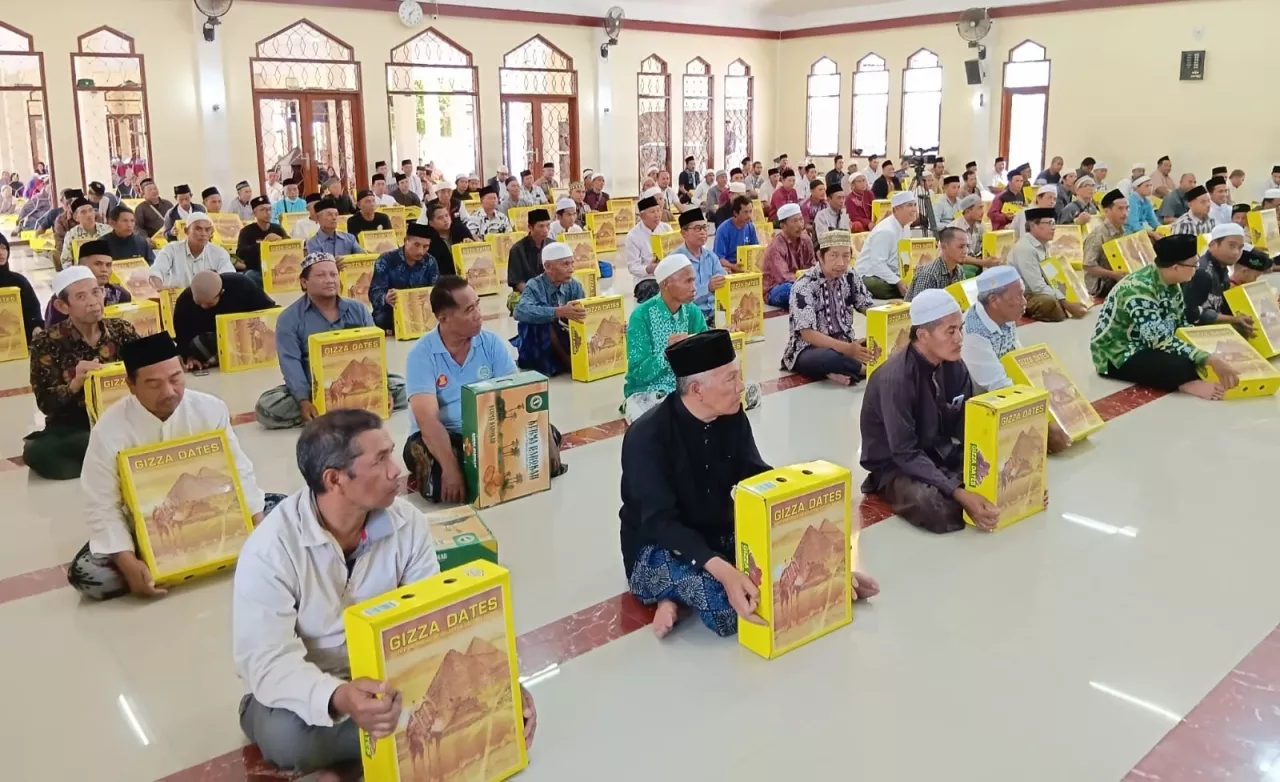 Kebahagiaan Warga Bondowoso Saat Menerima Kurma dari Ponpes Al-Ishlah di Ramadan 1447 H