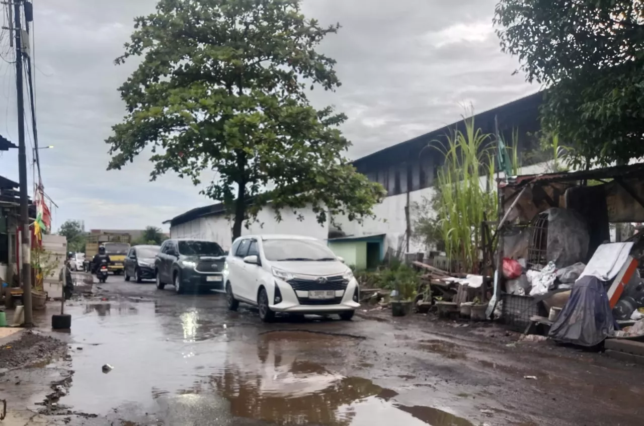 Jalan Embong Kali Krian Sidoarjo Rusak dan Berlubang
