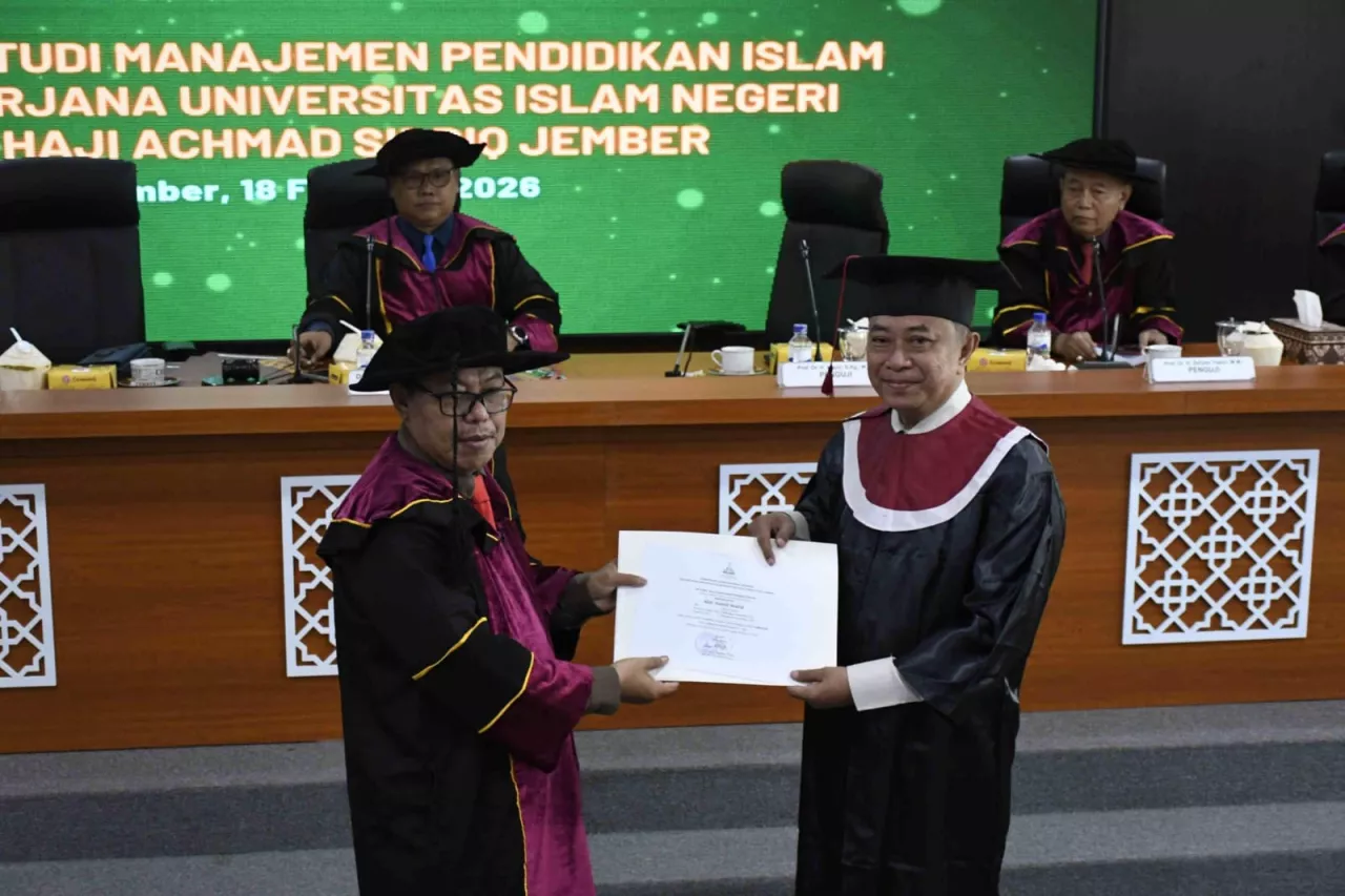 Bupati Bondowoso Abdul Hamid Wahid Raih Gelar Doktor Cumlaude, Padukan Kepemimpinan dan Ilmu