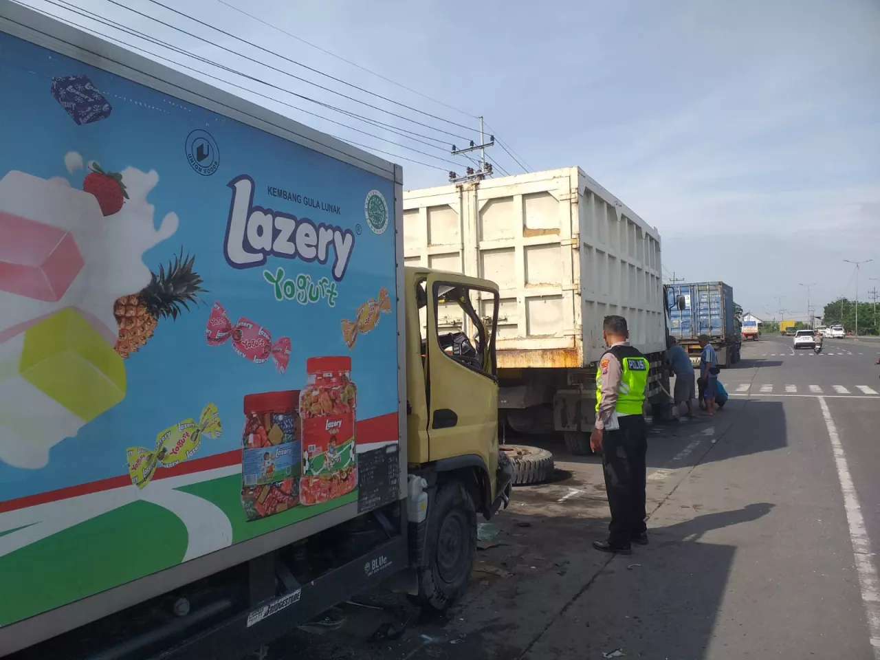 Truk Boks Tabrak Dump Truck di By Pass Balongbendo Sidoarjo, Satu Tewas di Lokasi