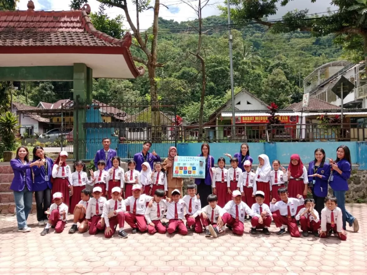 Tingkatkan Minat Belajar Matematika, Mahasiswa Unitri Perkenalkan Papan Perkalian Inovatif