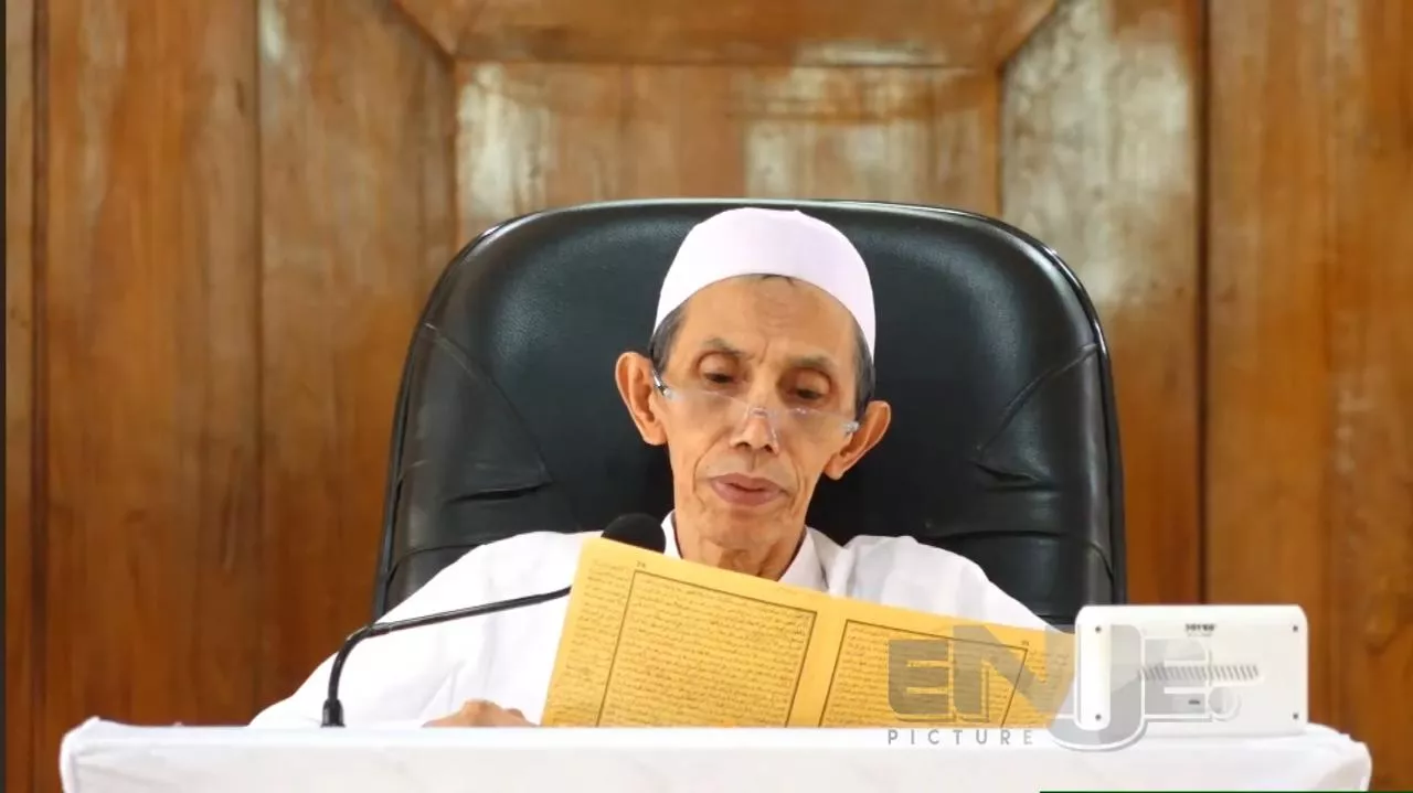 Kiai Zuhri Zaini; Mengejar Pahala Langkah Kaki dan Menunggu Sholat