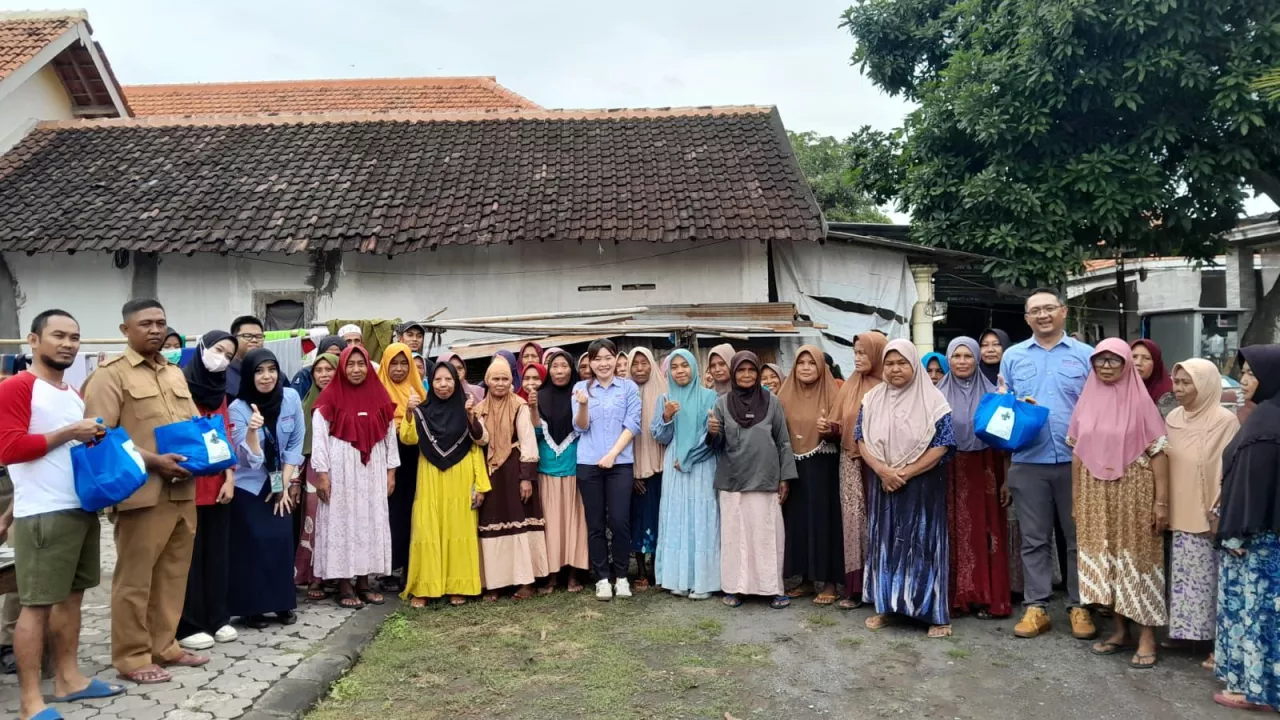 RS Graha Sehat Kraksaan Salurkan Bantuan Sembako untuk Warga Terdampak Banjir di Gebangan