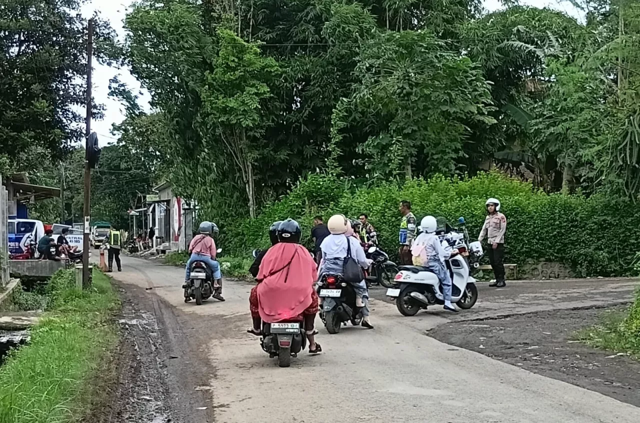 Ambrolnya Jembatan Sentong, Warga Bondowoso Terpaksa Lewati Jalur Alternatif