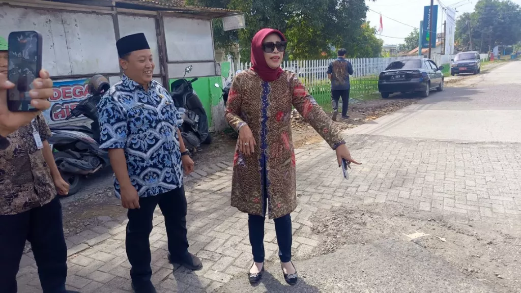 Wabup Mimik Idayana Sidak Jalan Rusak di Prambon, Perintahkan Perbaikan Pekan Depan