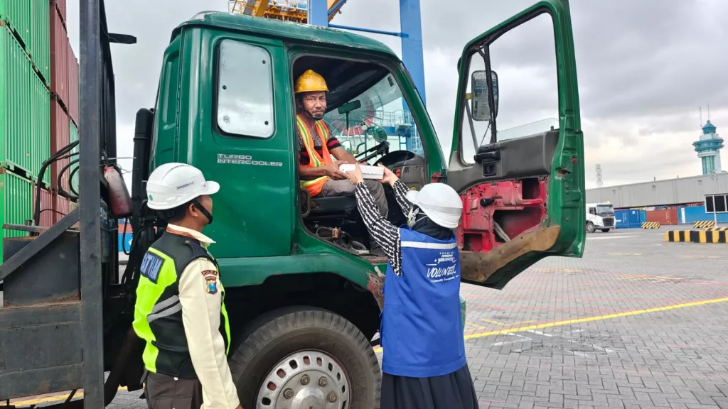 Berbagi Kebahagiaan di Bulan Ramadhan, Setiap Hari TPS Bagikan Takjil kepada Pengemudi Truk dan Mitra Kerja 