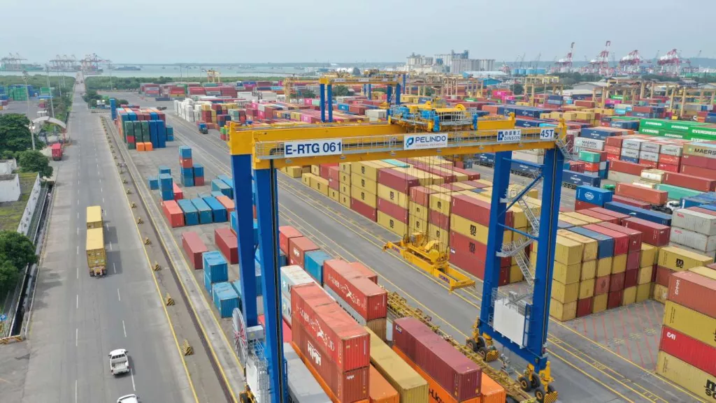 Kegiatan operasional di Container Yard (CY) TPS
