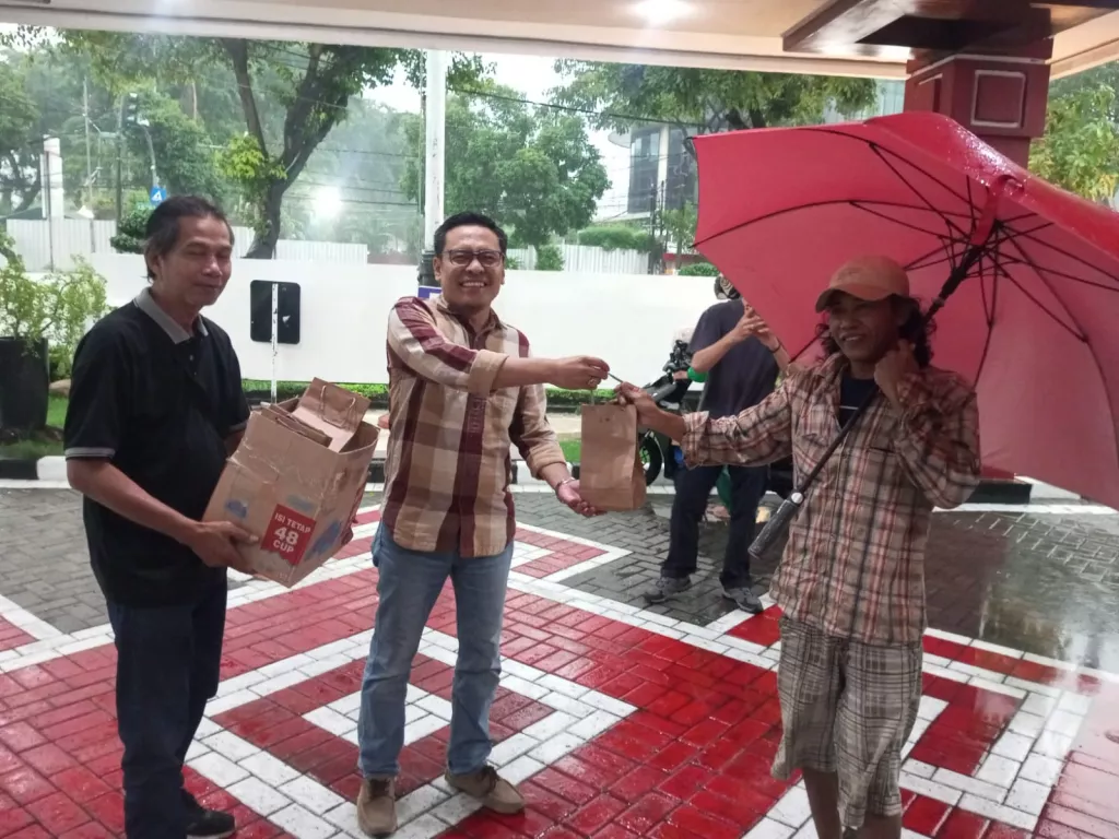 Hujan Lebat Fathoni Berbaur dengan Jurnalis Dewan kota Surabaya Bagikan Takjil 