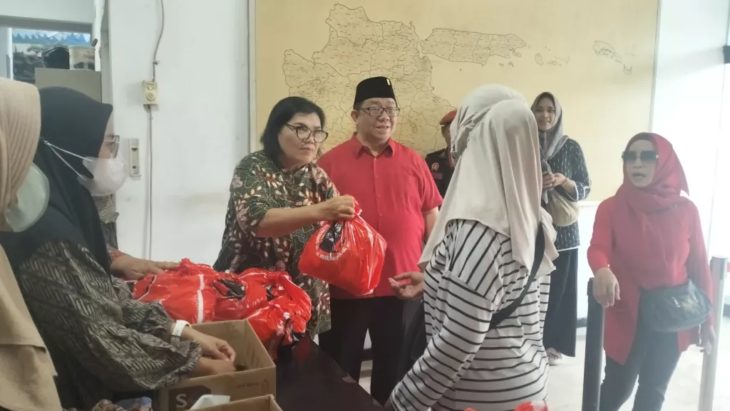Komitmen Membersamai Wong Cilik, PDIP Jatim Bagikan 512 Paket Sembako