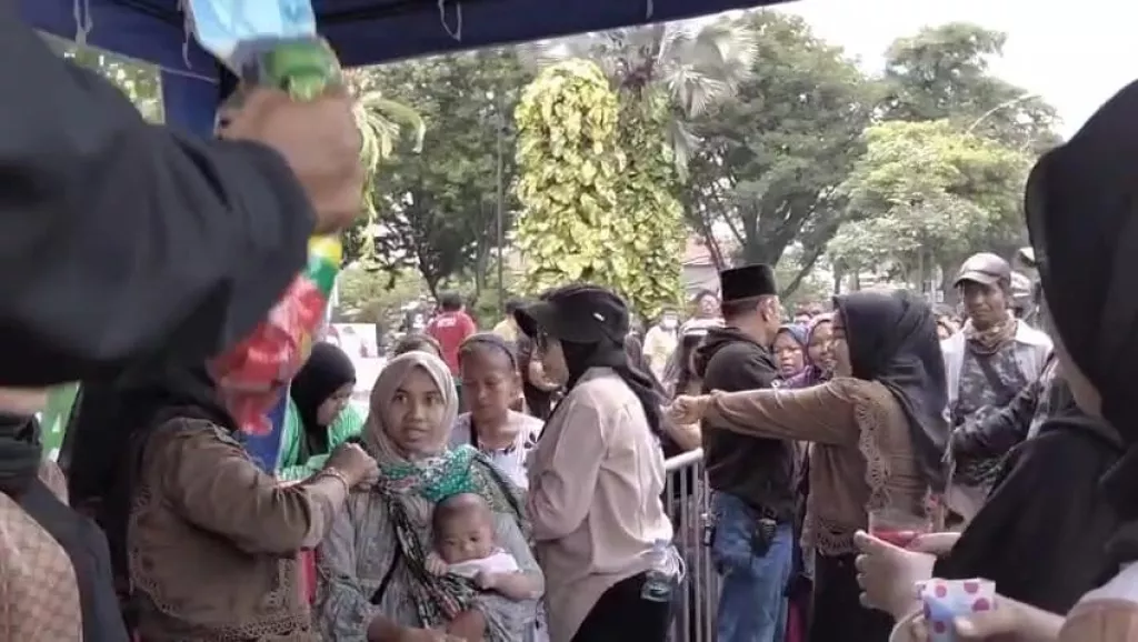 Aliansi Madura Indonesia Gelontorkan 2.000 Paket Sembako di depan Gedung Negara Grahadi