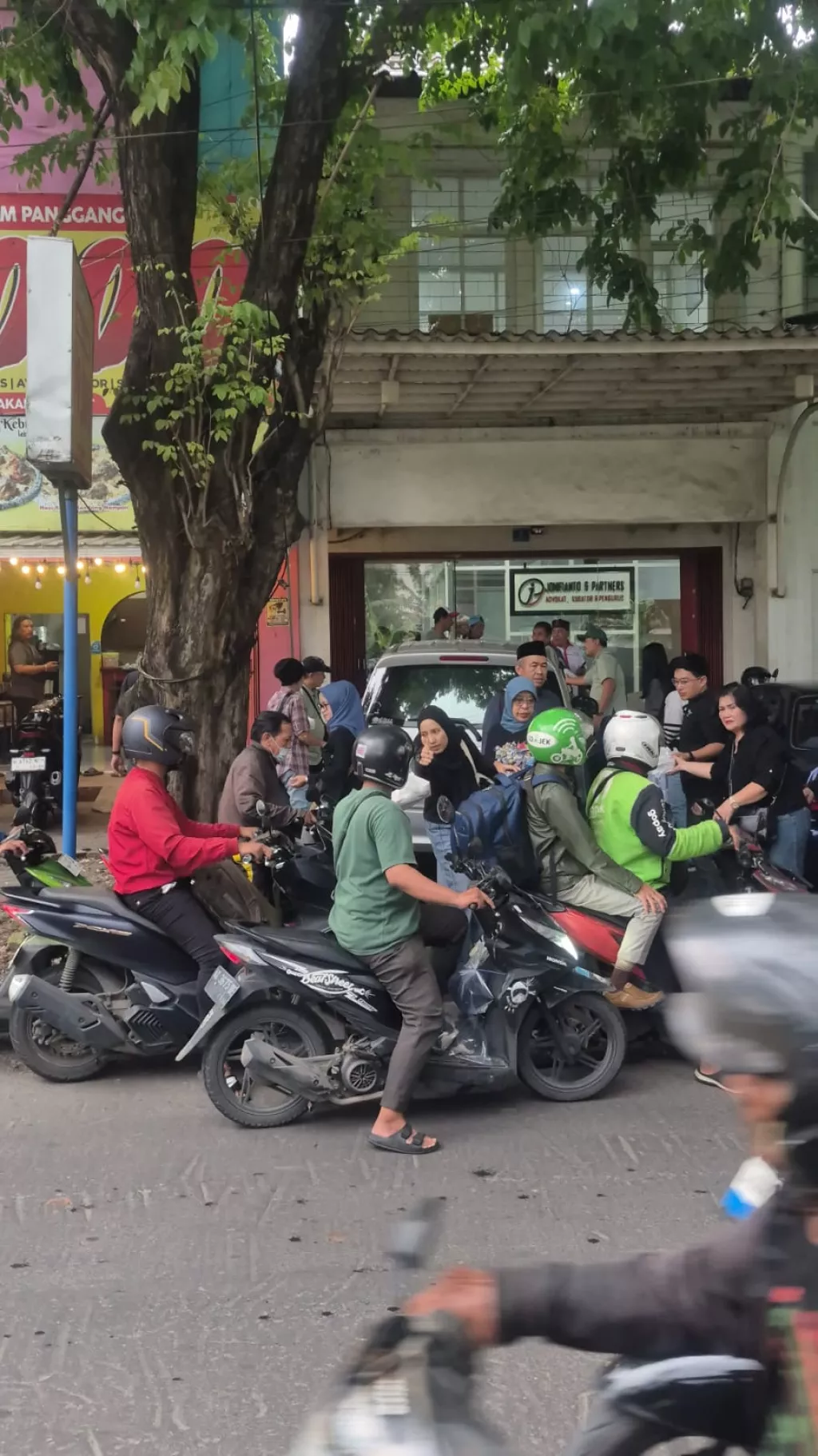KAUJE Lumajang Salurkan 150 Paket Sembako untuk Warga Kurang Mampu di Kecamatan Tekung