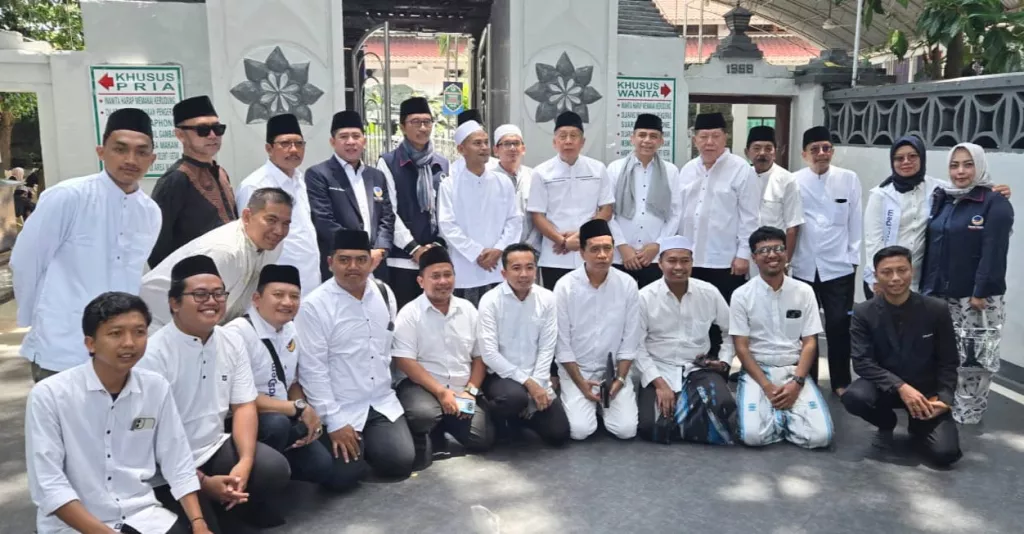 Ziarah di Makam Sunan Ampel Warnai Safari Ramadan NasDem di Surabaya