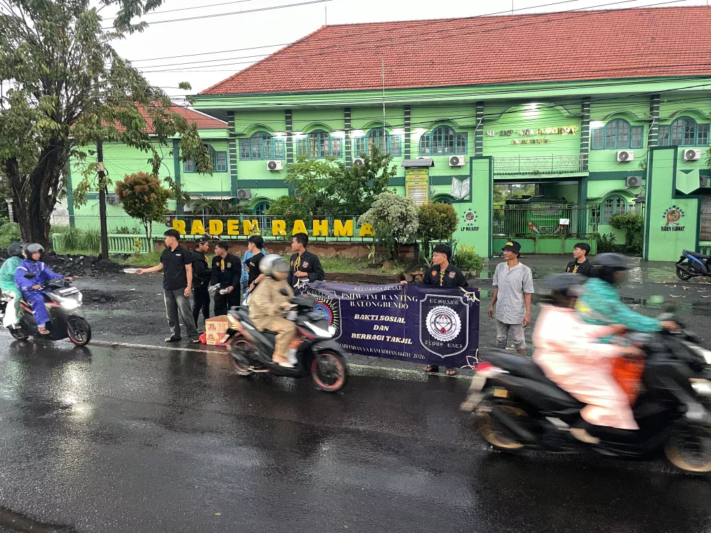 Pendekar PSHW-TM Balongbendo Bagikan 500 Paket Takjil untuk Pengguna Jalan 