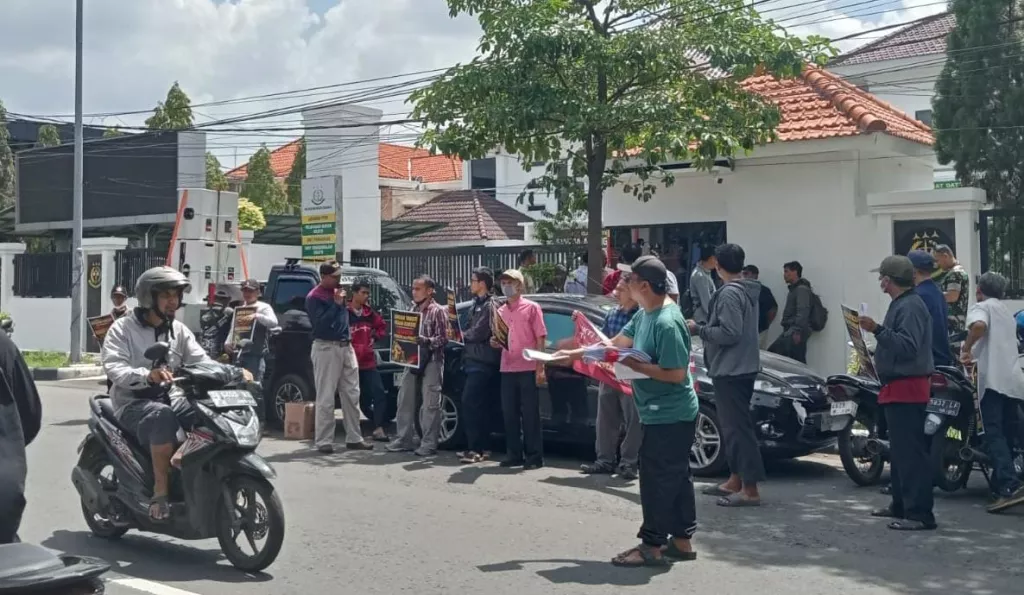 FAMKri dan MAPIK Demo Kejari dan Polresta Sidoarjo, Tuduh Polisi Kriminalisasi Pedagang Kasur