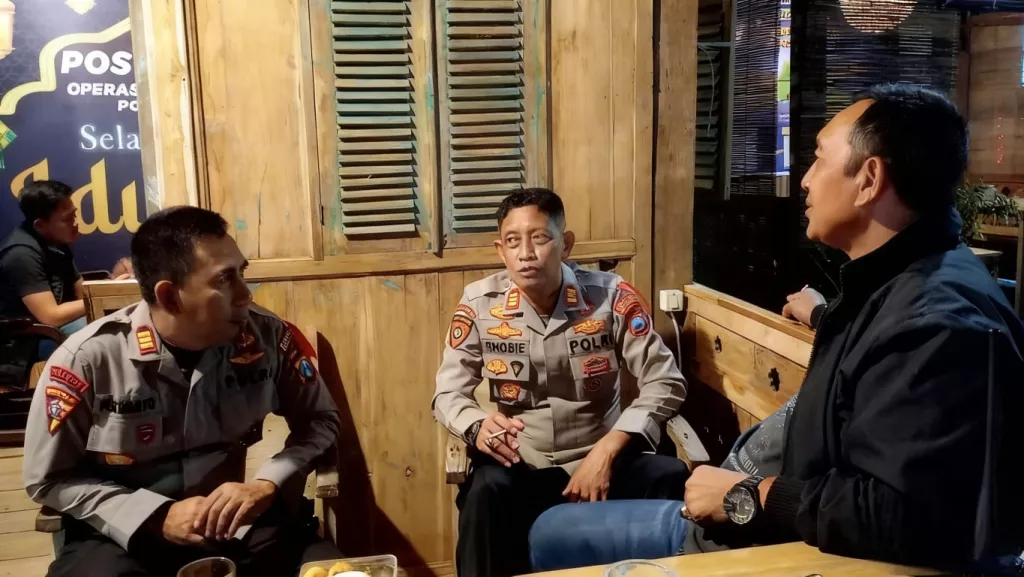Jelang Idulfitri, Wakapolres Bondowoso Tinjau Pos Pam Ketupat, Pastikan Personel Siap