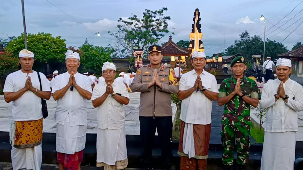 Jelang Nyepi, Kapolres Bondowoso Sambangi Pura Tri Mandala Giri, Tegaskan Toleransi