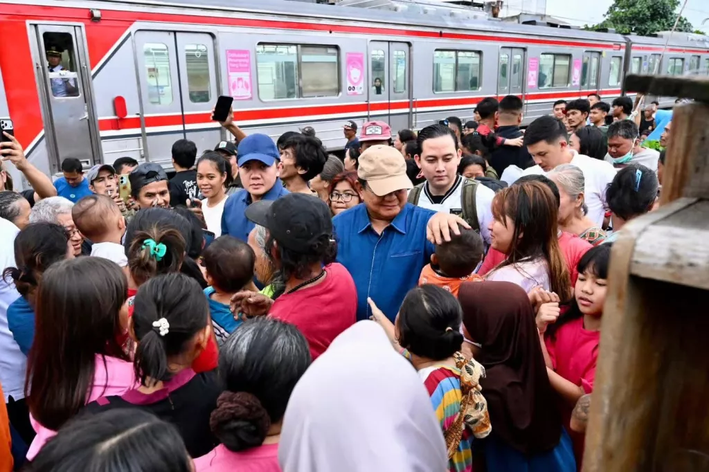 Presiden Prabowo Mendadak Kunjungi Warga Bantaran Rel KA di Senen, Jakarta Pusat