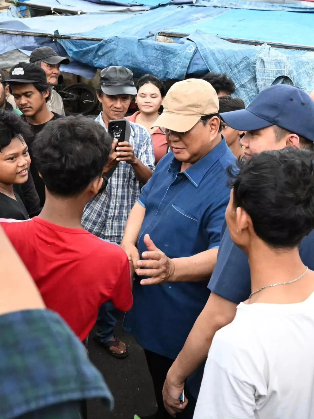 Presiden Prabowo Subianto saat berkunjung ke warga bantaran Rel KA di Senen, Jakarta Pusat pada Kamis Sore (26/03/2026).