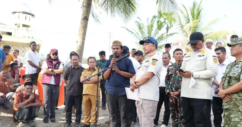 Tito, Ketua Satgas PRRP Sumatera Serahkan Bantuan Warga