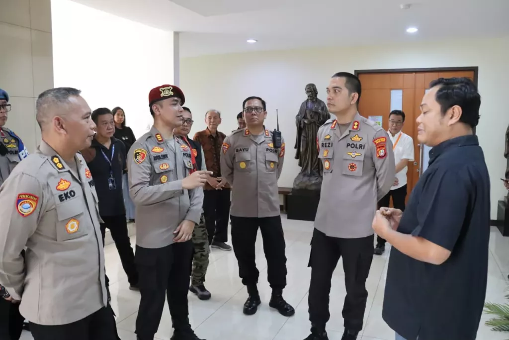 Wakapolres Metro Jakbar Monitoring Pengamanan Misa Paskah di Gereja ST Petrus Paulus
