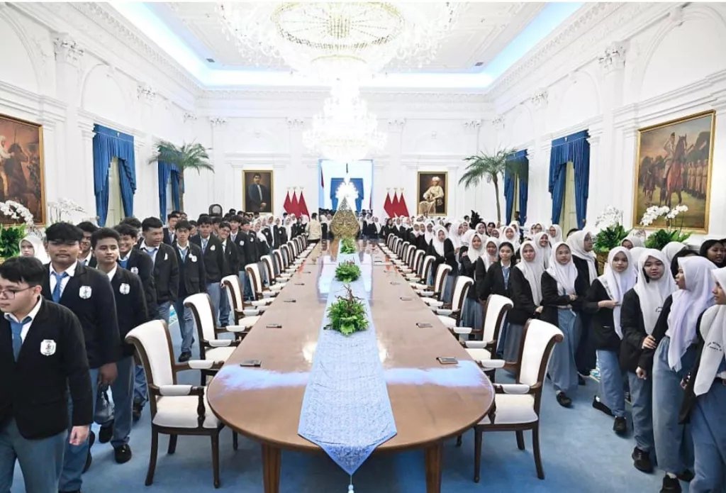 Seskab : Presiden Prabowo Setujui Program Istana Untuk Sekolah, Siswa dan Guru SMKN 19 Jakarta Jadi Pioner Program