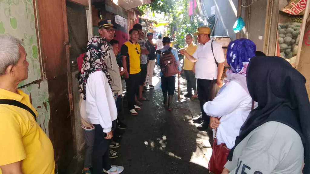 Humanis dan Guyub, Bhabinkamtibmas Maphar Bersama Warga Bersihkan Lingkungan