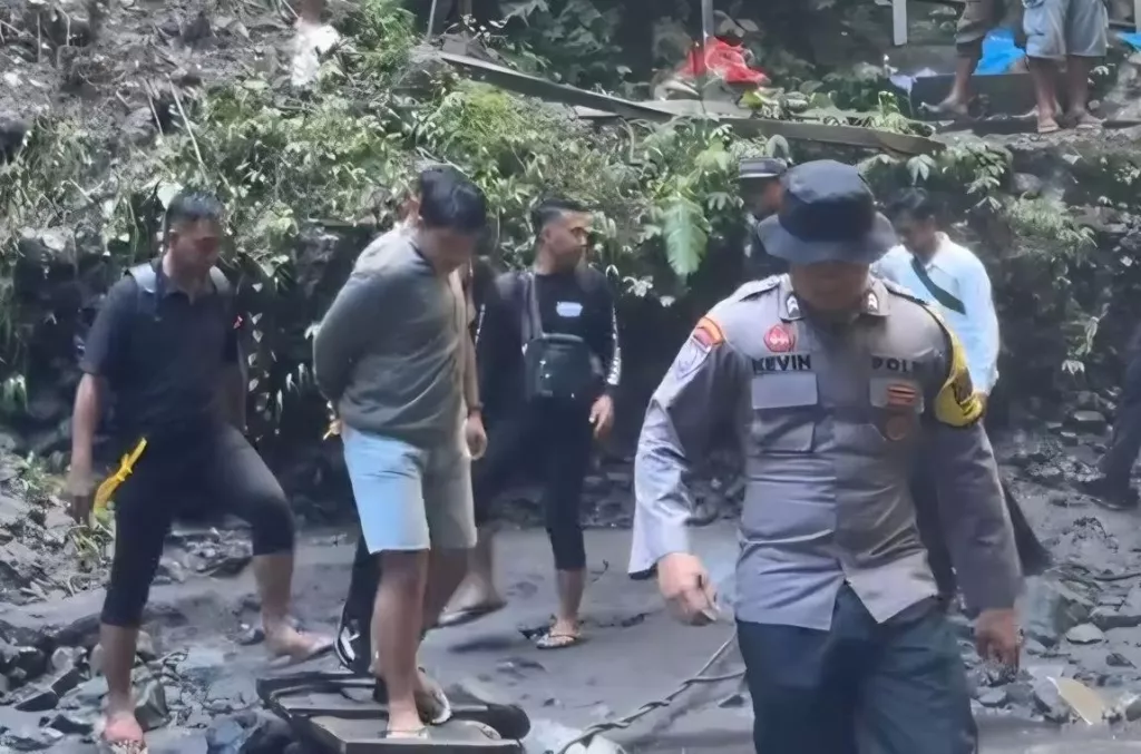 Pungli di Tumpak Sewu Dibongkar, Empat Penarik Karcis Ilegal Diciduk Polisi
