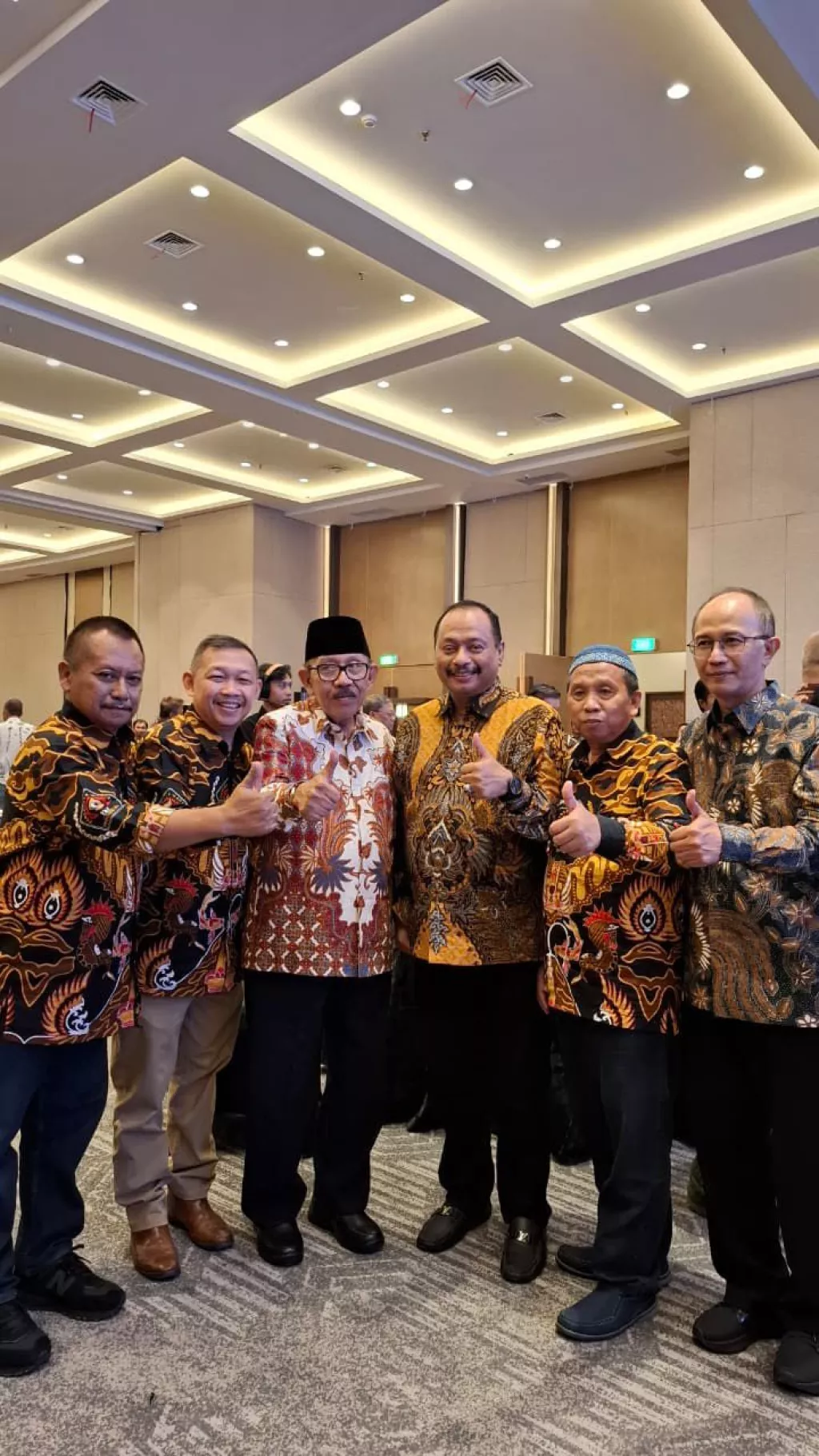 Sesepuh Jatim yang juga Gubernur Jatim 1998-2003 dan 2003-2008, H. Imam Utomo (ketiga kanan) bersama Ketua PWI Jatim, Lutfil Hakim (kanan), Ketua Kadin Jatim Adek P, Ketua Koni Jatim M. Nabiel.