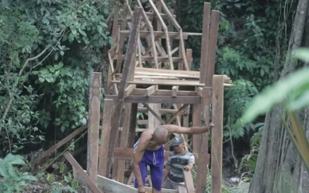 Jembatan Sentong Ditutup, Omzet Usaha Anjlok 50%: Pemkab Bondowoso Kebut Jembatan Darurat 14 Hari