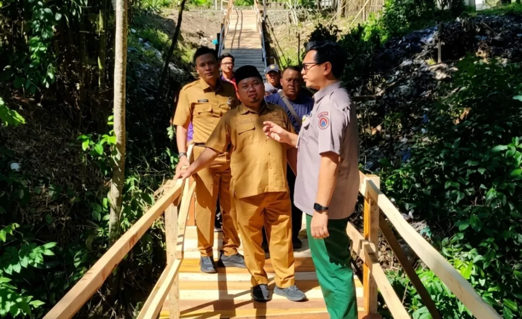 Akses Warga Terputus, Wabup Bondowoso Tinjau Jembatan Darurat Sentong yang Ditarget Difungsikan Jumat Ini