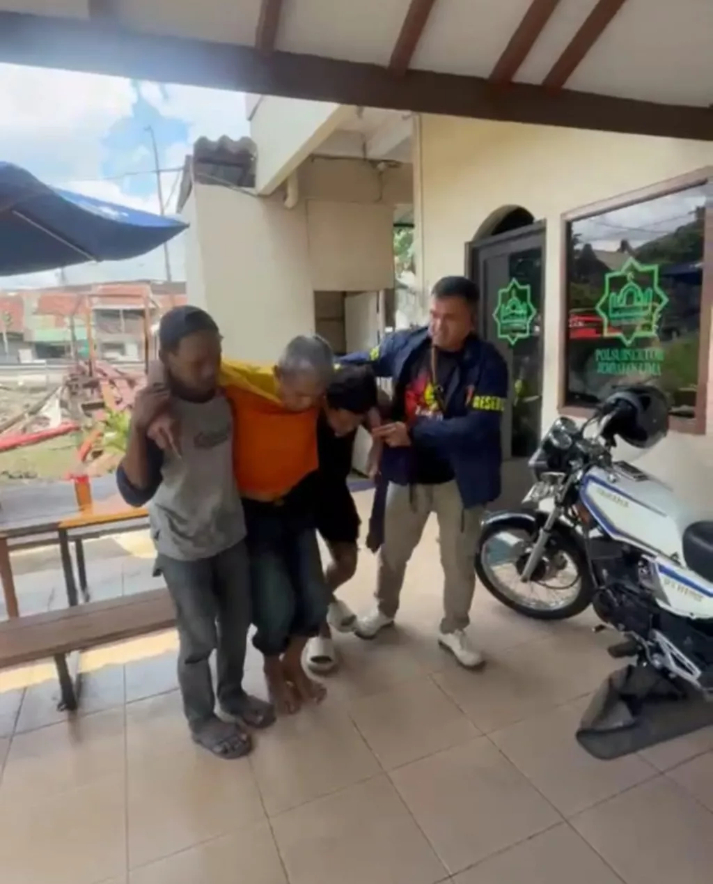 Polsek Tambora Tambora Bantu Sopir Bajaj yang Terjatuh Tak Sadarkan Diri