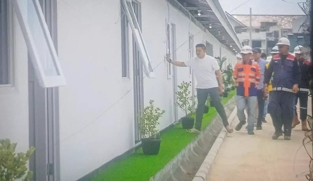 Sekretaris Kabinet, Teddy Indra Wijaya tengah meninjau pemukiman yang kini telah dibangun pasca Presiden Prabowo berkunjung di kawasan warga di sekitar bantalan rel.