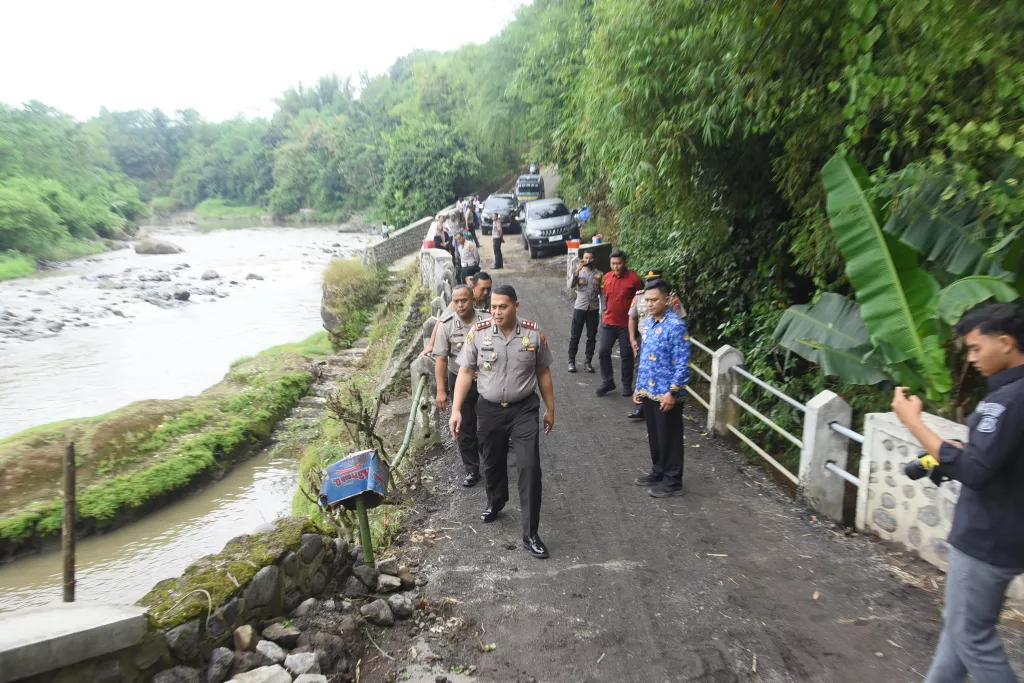 Pastikan Mobilitas Lancar, Kapolres Bondowoso Tinjau Kondisi Jembatan Gentong